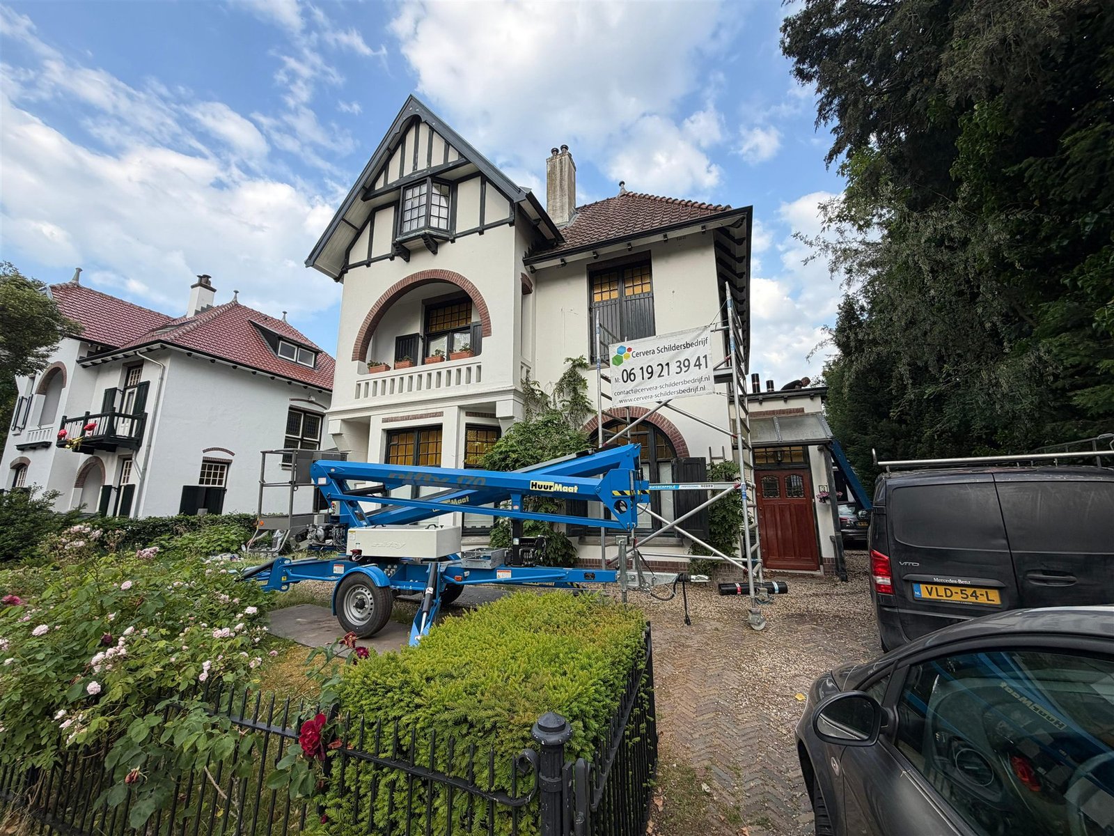 Villa met steiger en banner van Cervera Schildersbedrijf