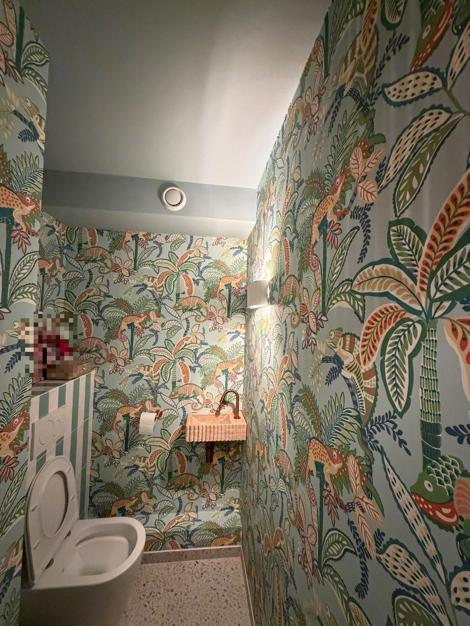 Toilet met botanisch behang