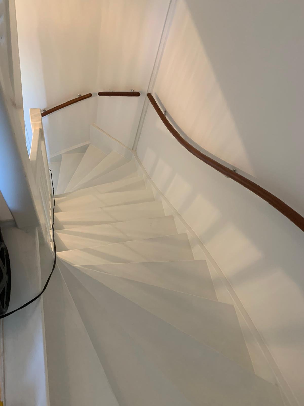 Witte trap met houten leuning, binnenschilderwerk