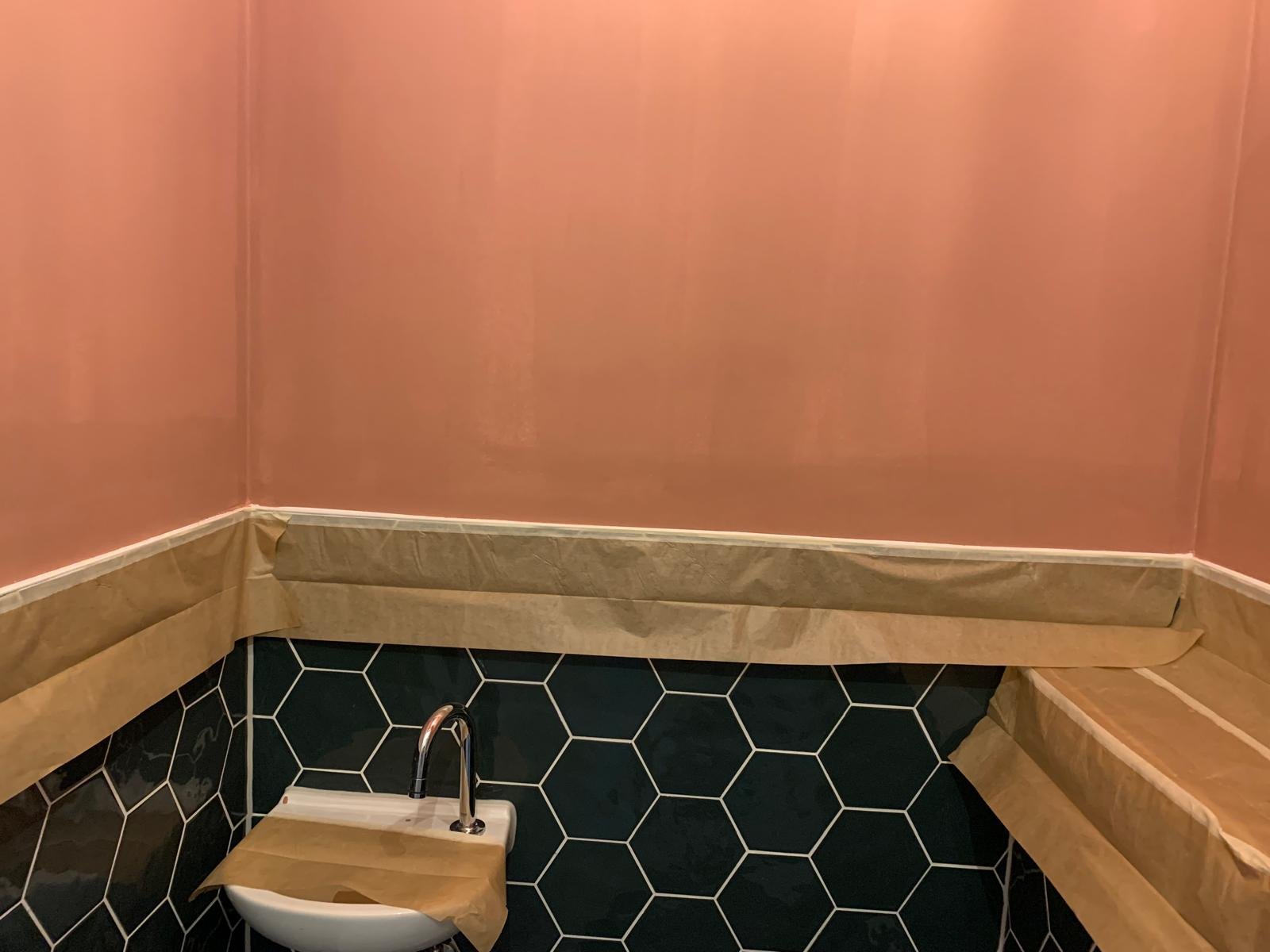 Vers geschilderde wand tijdens binnenschilderwerk