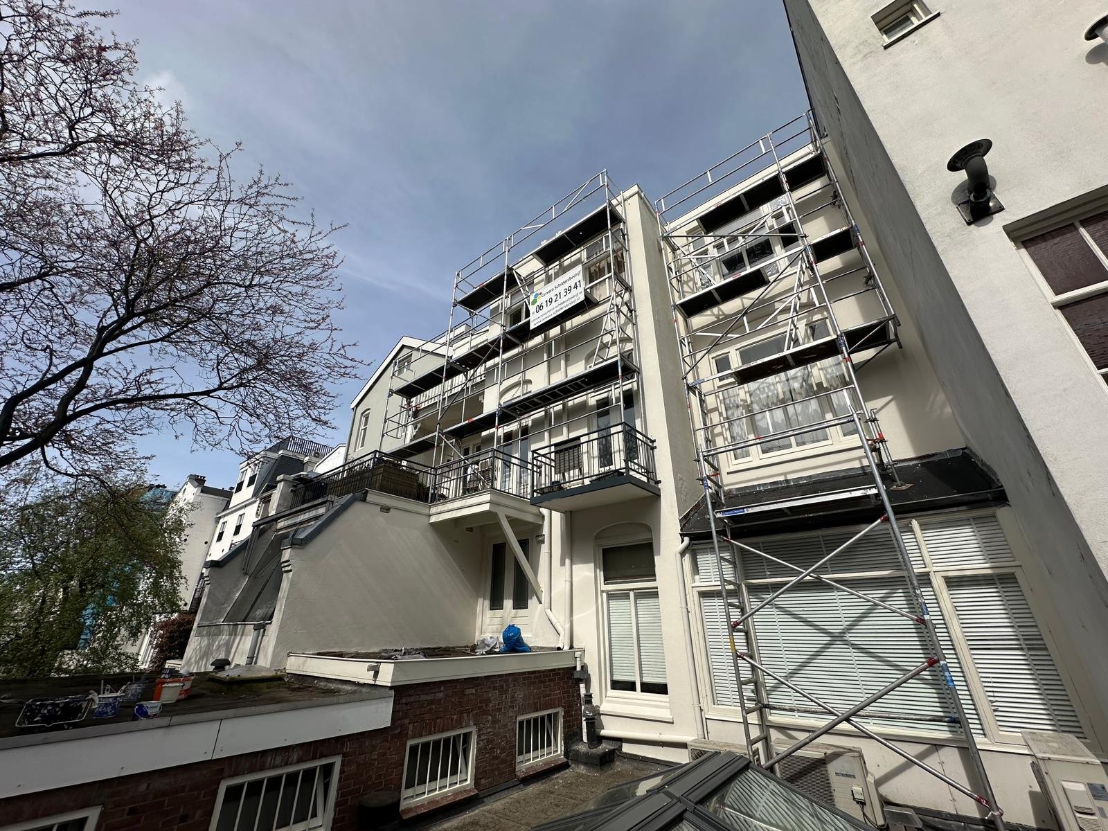 Appartementengebouw met steiger tijdens buitenschilderwerk