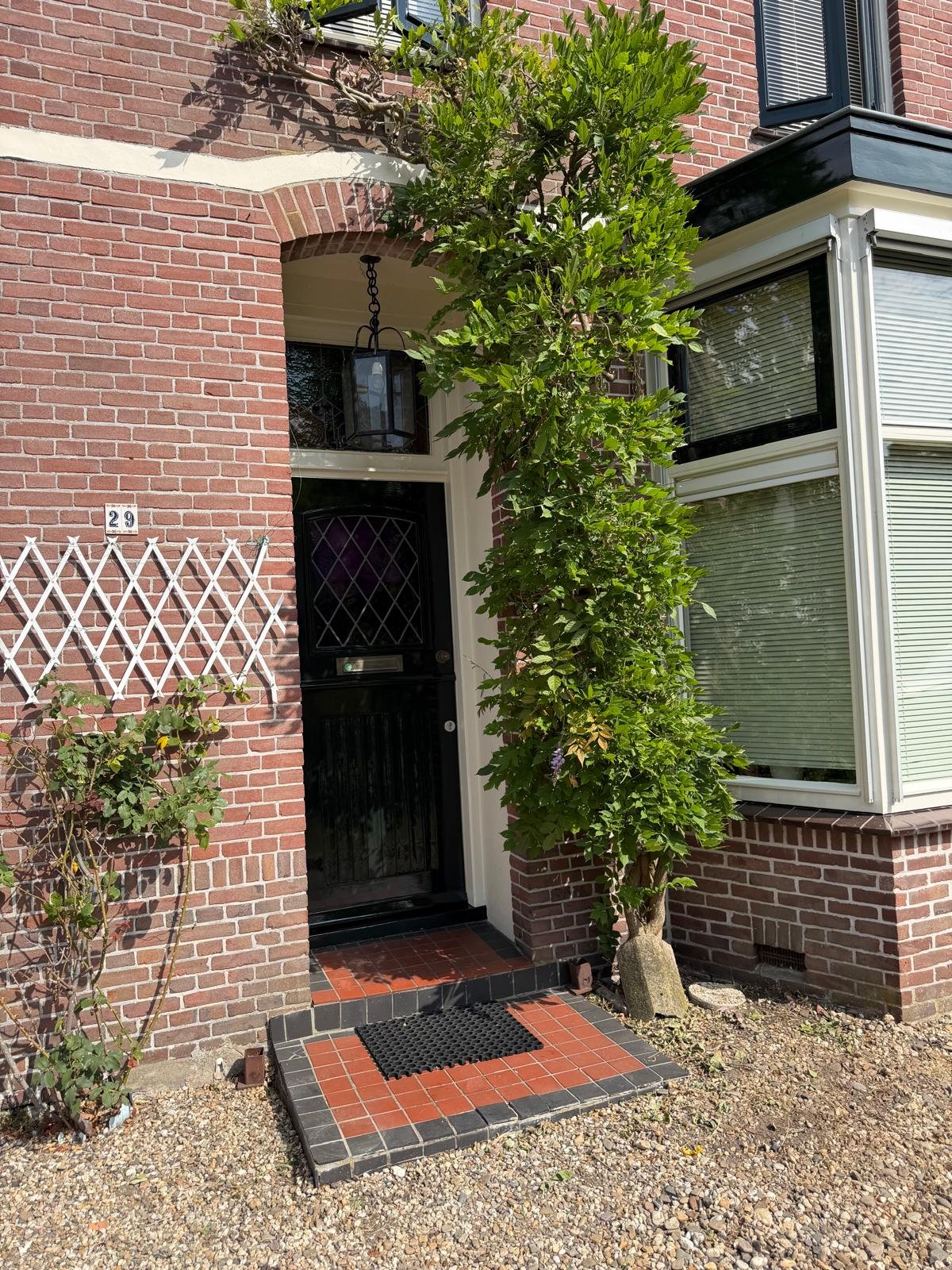 Voordeur en kozijnen in het wit geschilderd