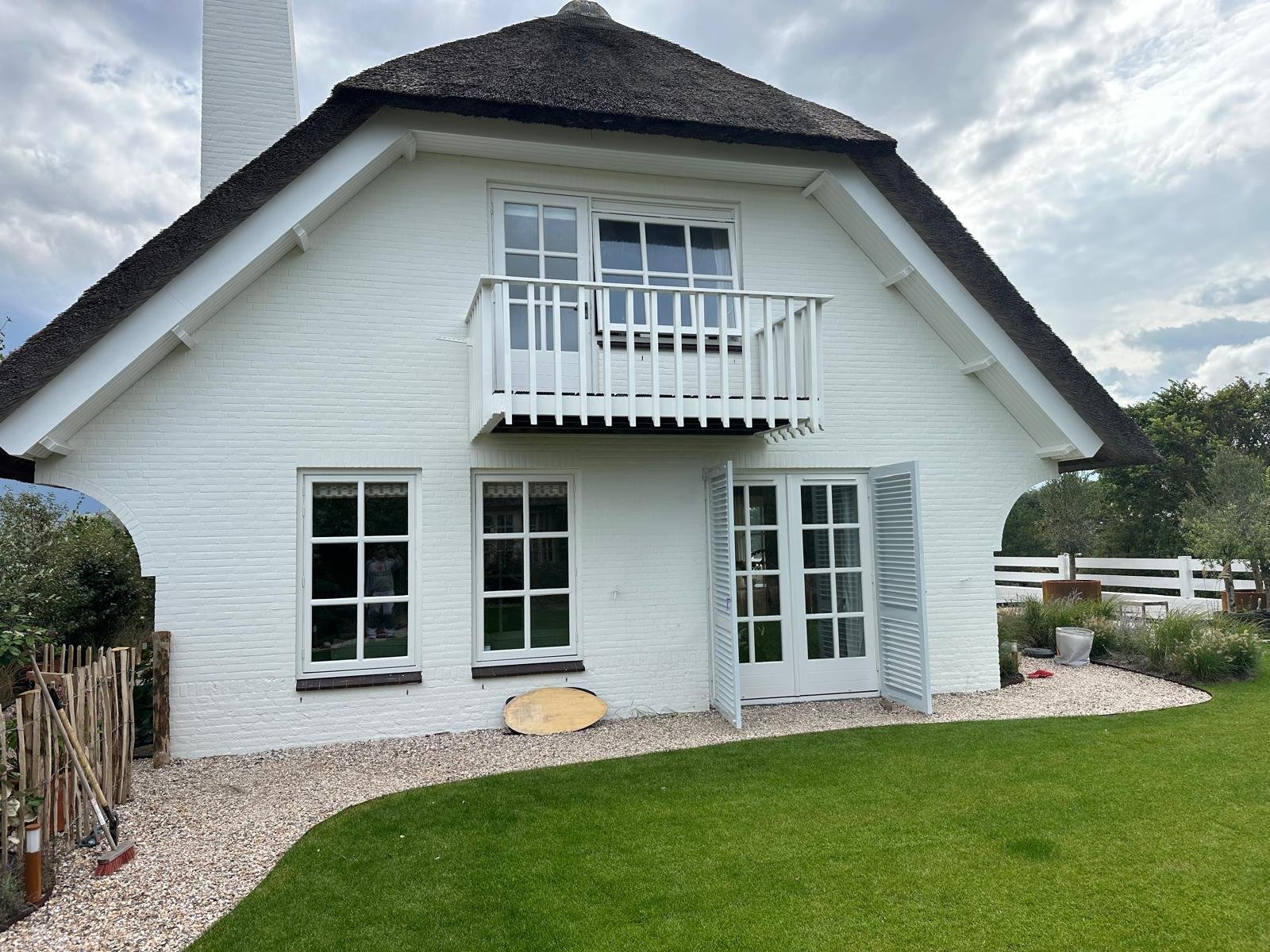 Rietgedekte villa met wit geschilderde gevel