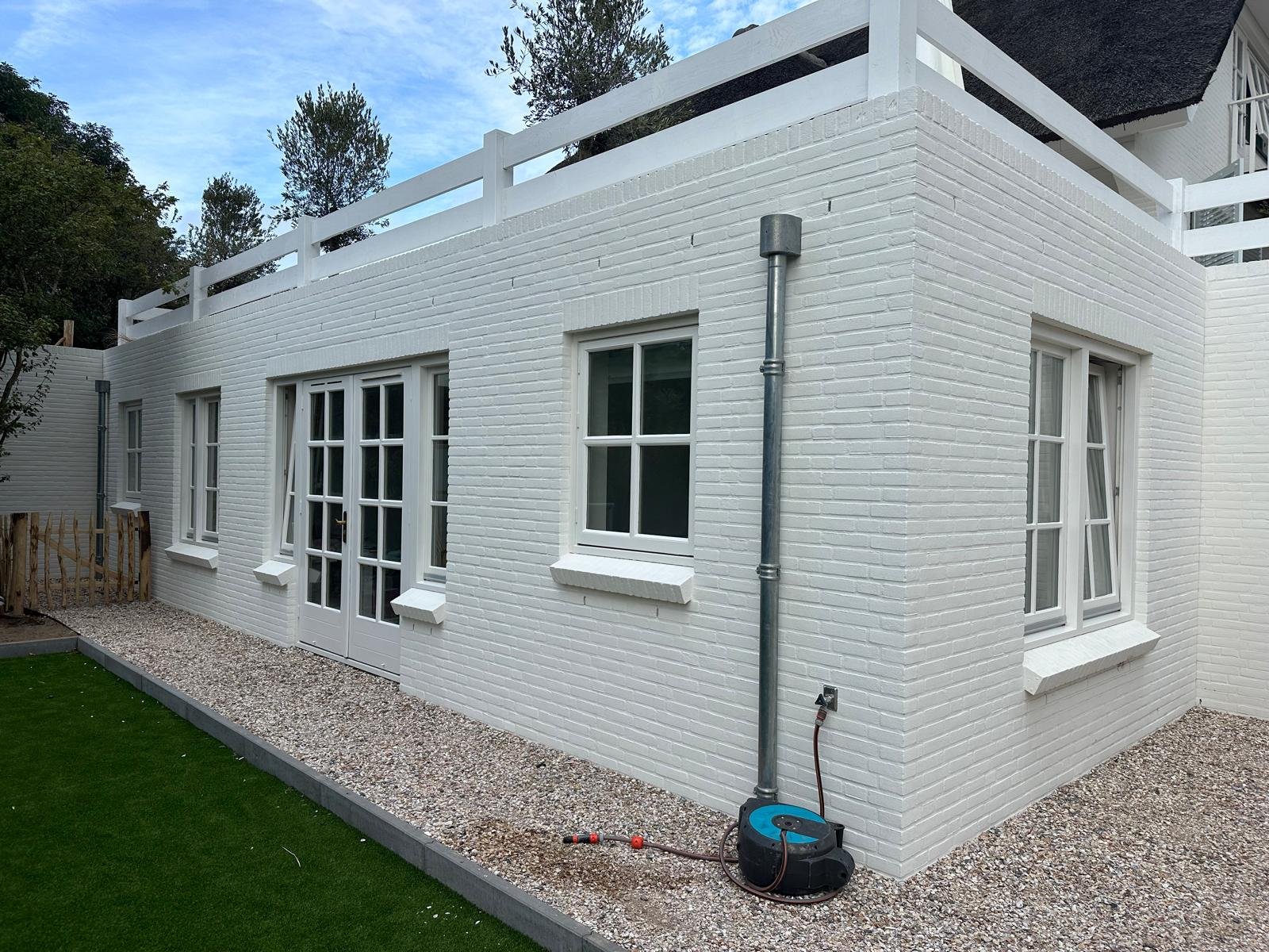 Detail van de wit geschilderde gevel van dezelfde villa