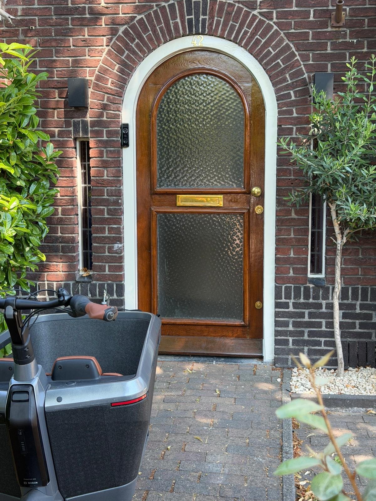 Wit geschilderd kozijn rond houten voordeur