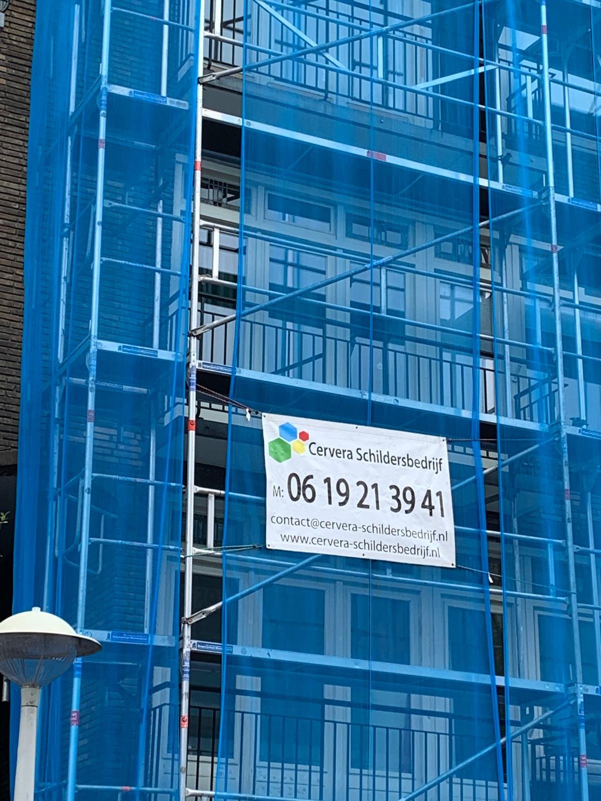 Steigerwerk met banner van Cervera Schildersbedrijf